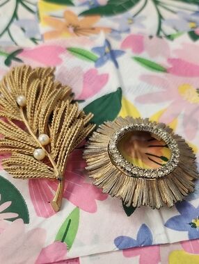 ✨ Vintage Mid-Century Gold-Tone Brooch Set (2 Pieces) ✨